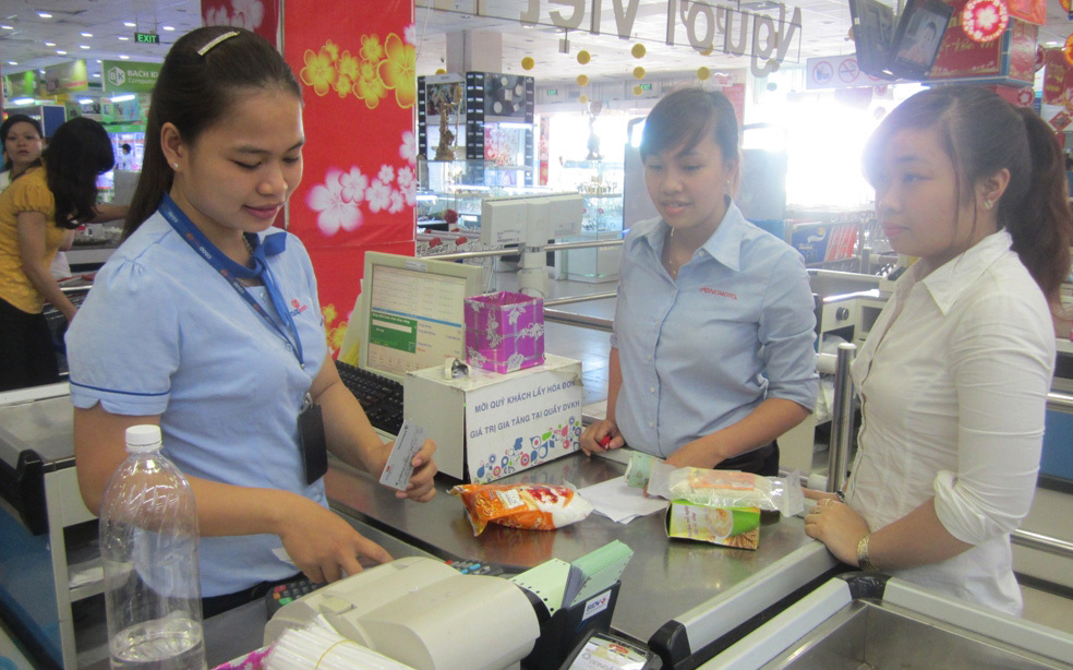 Khách hàng thanh toán bằng thẻ tại siêu thị Co.opMart Hà Nội. Nguồn: Thành Tâm