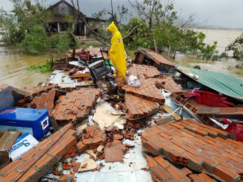 Một căn nhà ở thị xã Ninh Hòa, tỉnh Khánh Hoà bị đổ sập hoàn toàn do bão. Ảnh: Phước Tuấn.