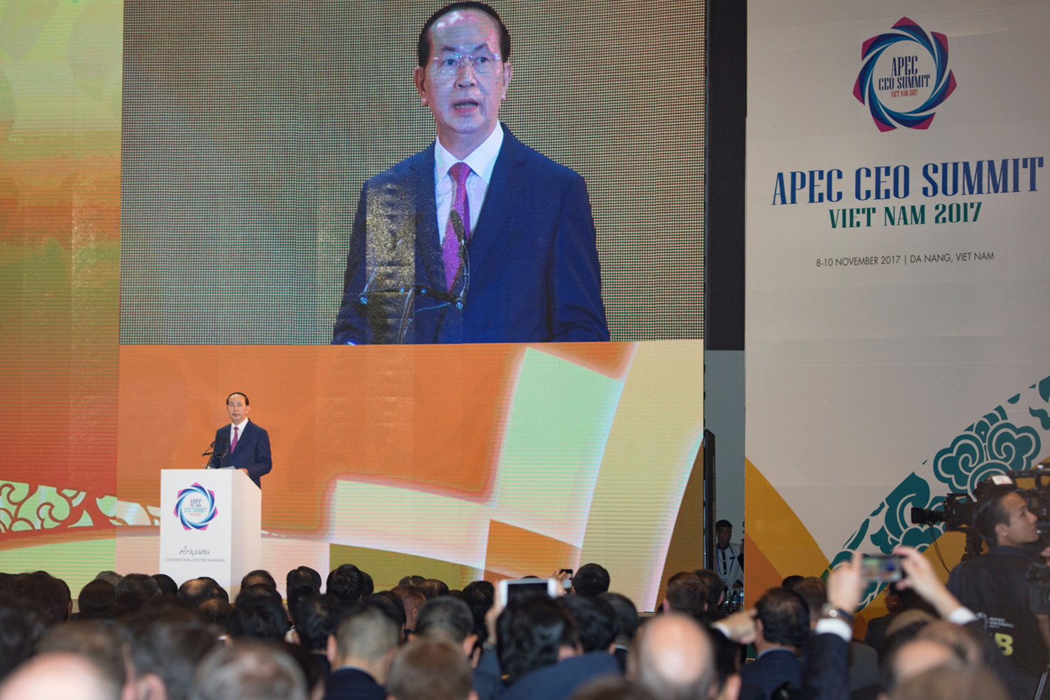 Chủ tịch nước Trần Đại Quang, Chủ tịch APEC Việt Nam 2017 phát biểu tại phiên Đối thoại giữa các nhà lãnh đạo các nền kinh tế thành viên APEC với các thành viên Hội đồng ABAC, tổ chức tại Đà Nẵng ngày 10/11.