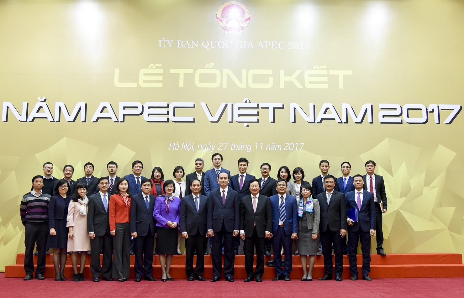 Chủ tịch nước Trần Đại Quang và các đại biểu chụp ảnh lưu niệm tại Lễ Tổng kết Năm APEC 2017, ngày 27/11/2017, tại Hà Nội. 