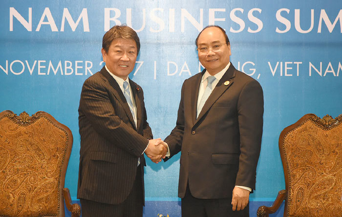 Thủ tướng Chính phủ Nguyễn Xuân Phúc tiếp Bộ trưởng Tái thiết kinh tế Nhật Bản Motegi Toshimitsu.