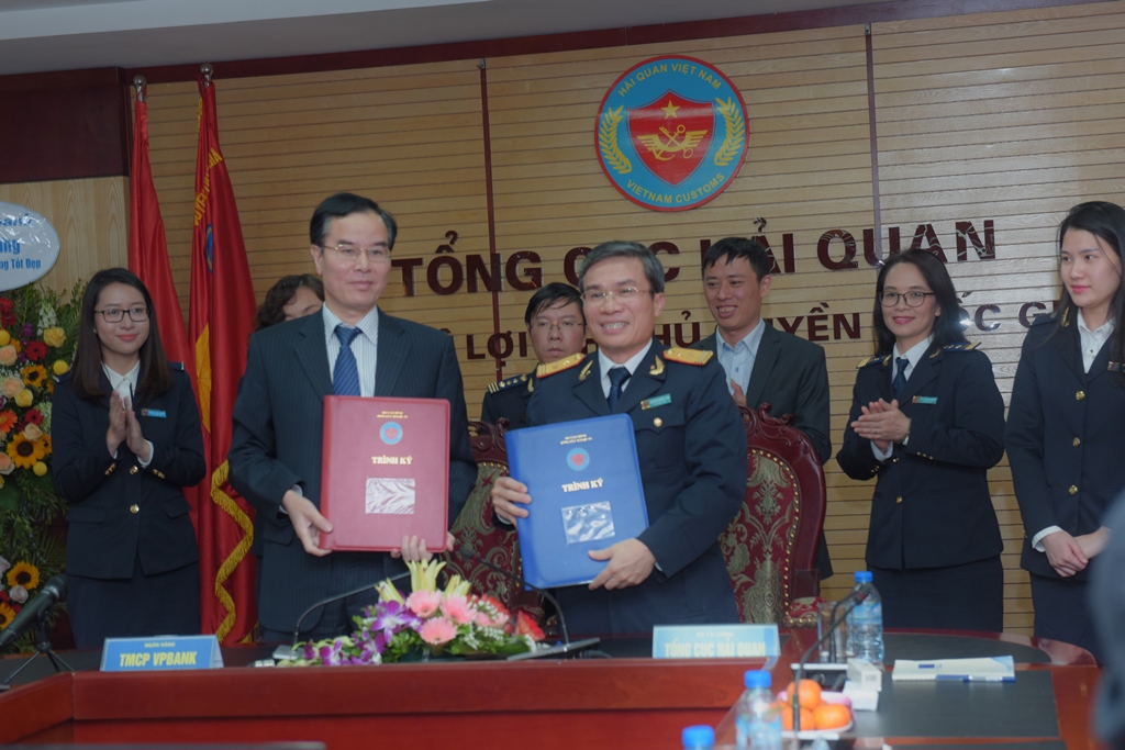 Phó Tổng cục trưởng Nguyễn Dương Thái và ông Nguyễn Thanh Bình- Phó Tổng Giám đốc ngân hàng VP Bank ký kết bản thỏa thuận.