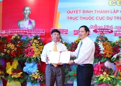 Ông Đỗ Việt Đức, Quyền Tổng cục Trưởng Tổng cục DTNN trao quyết định thành lập cho đại diện Cục DTNN Đồng Nai. 