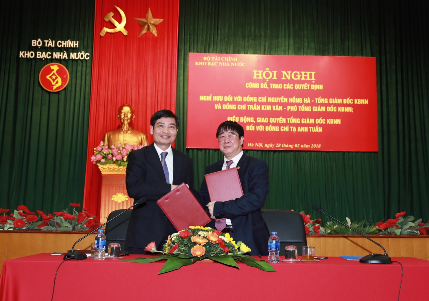 Nguyên Tổng Giám đốc Nguyễn Hồng Hà và Quyền Tổng Giám đốc Tạ Anh Tuấn chính thức ký biên bản bàn giao nhiệm vụ Tổng Giám đốc KBNN.