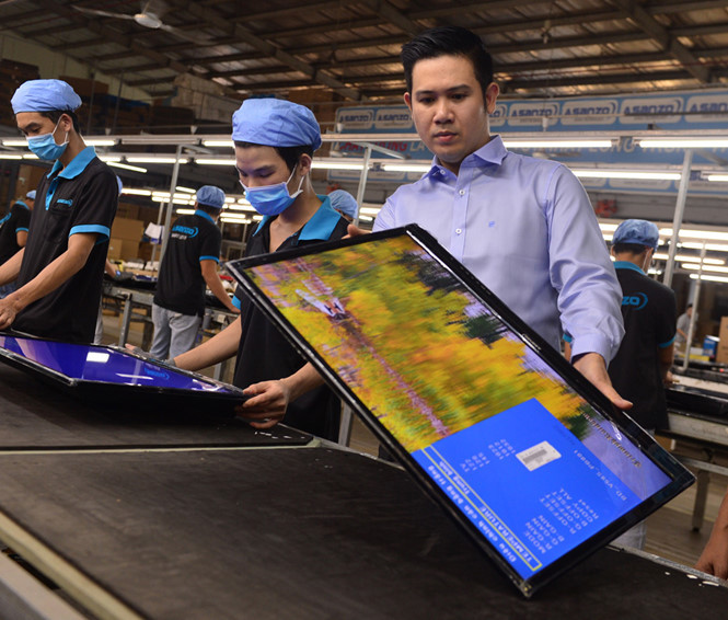 Ông Phạm Văn Tam, Chủ tịch Tập đoàn Điện tử Asanzo kiểm soát chất lượng sản phẩm tại nhà máy.