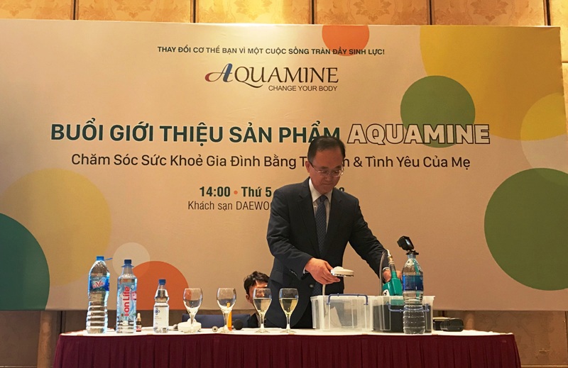 Ông Jinho Kim, CEO của Aquamine Hàn Quốc giới thiệu các tính năng của từng sản phẩm