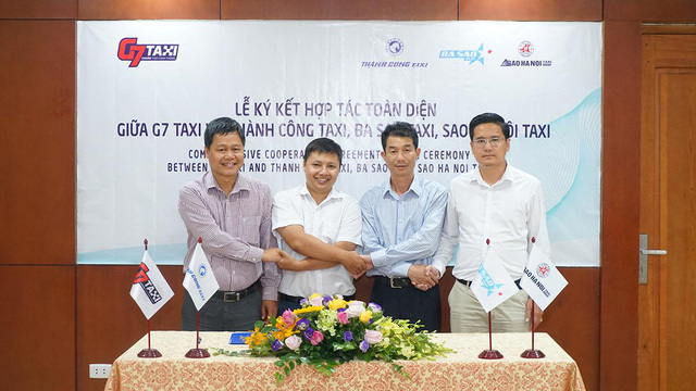 Đại diện 3 hãng taxi Thành Công, Ba Sao, Sao Hà Nội ký kết hợp đồng hợp tác toàn diện.