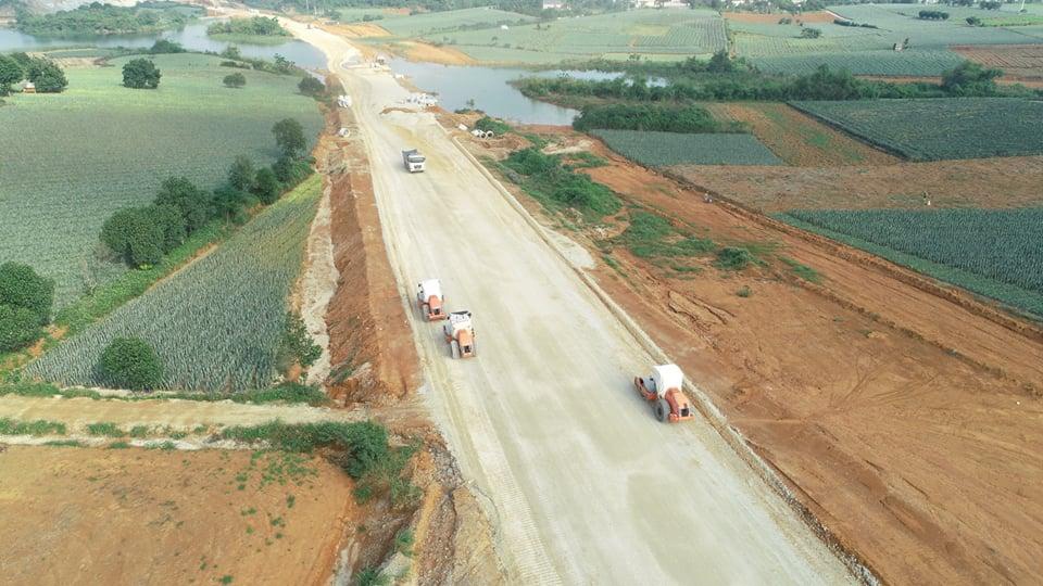 Dự án cao tốc Bắc - Nam giai đoạn 1 đoạn Mai Sơn - QL45 đang thi công.