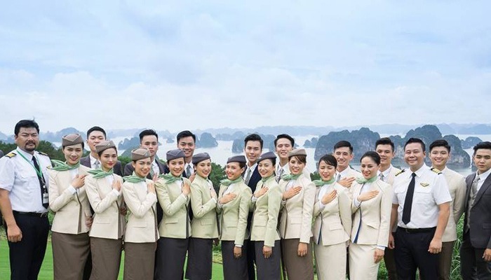 Các phi công và tiếp viên của Bamboo Airways tại một dự án nghỉ dưỡng của FLC ở Hạ Long.