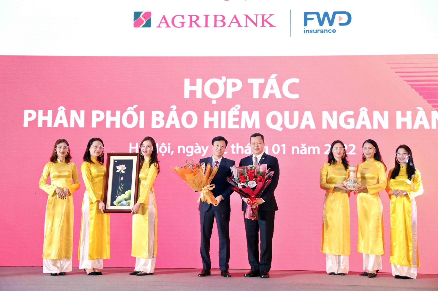 FWD Việt Nam hợp tác phân phối bảo hiểm qua ngân hàng Agribank.