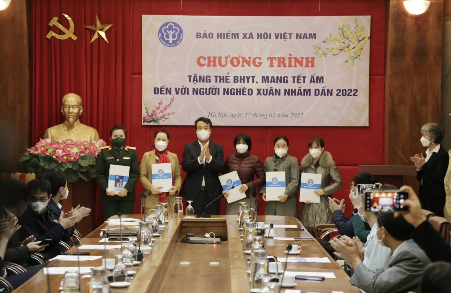 Tổng Giám đốc BHXH Việt Nam Nguyễn Thế Mạnh trao tặng các phần quà cho đại diện các phòng công tác xã hội tại các bệnh viện tuyến trung ương nhận các phần quà từ Chương trình để gửi đến các bệnh nhân.