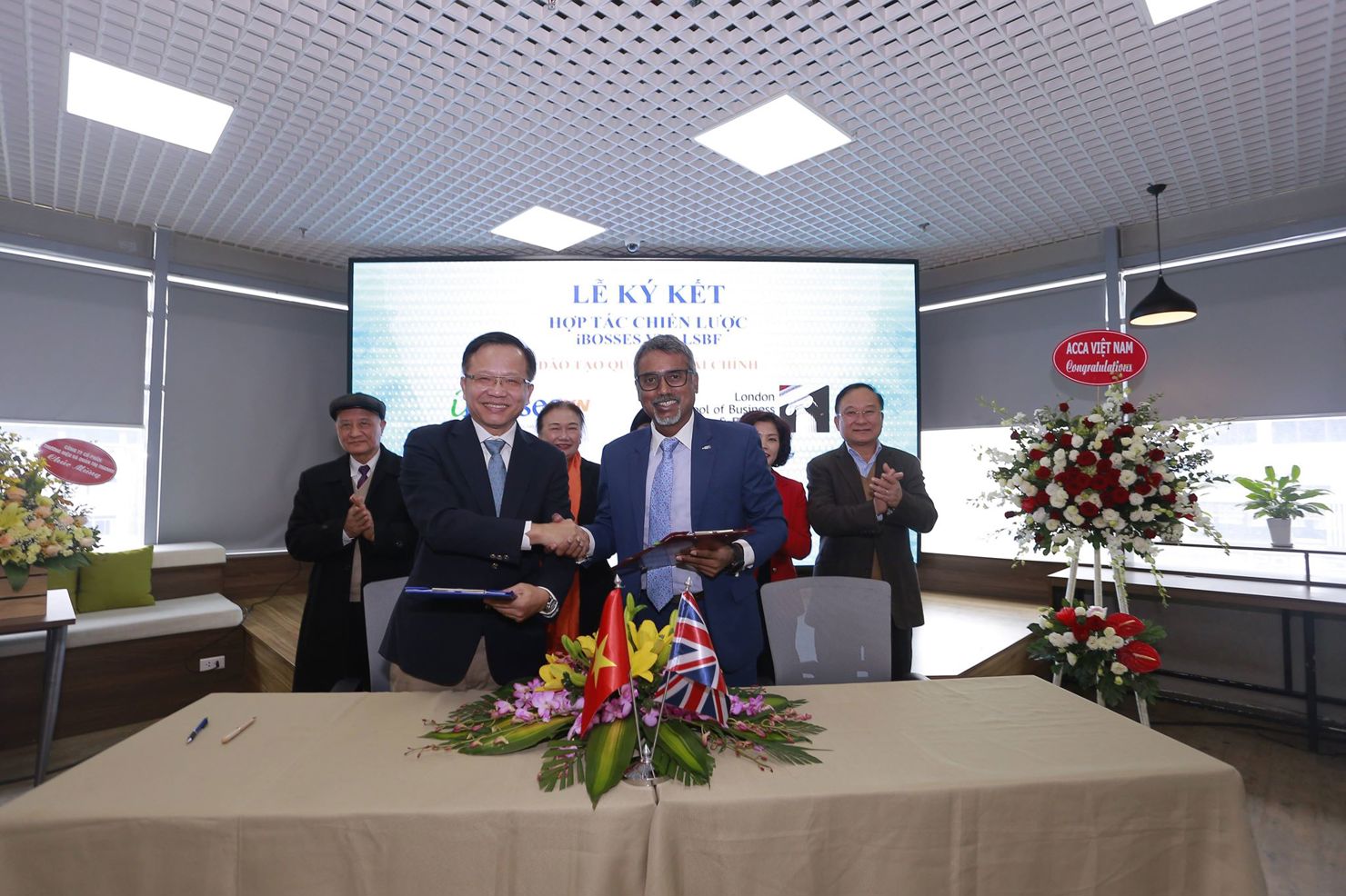 Lễ ký kết thỏa thuận hợp tác chiến lược giữa Công ty iBosses Việt Nam với Trường Kinh doanh và Tài chính London