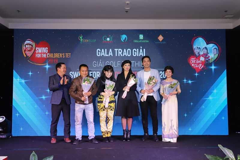 Ông Nguyễn Trung Vũ, Chủ tịch HĐQT Tập đoàn CenGroup (ngoài cùng bên trái) tặng hoa cho đại diện các quỹ và người đồng hành.