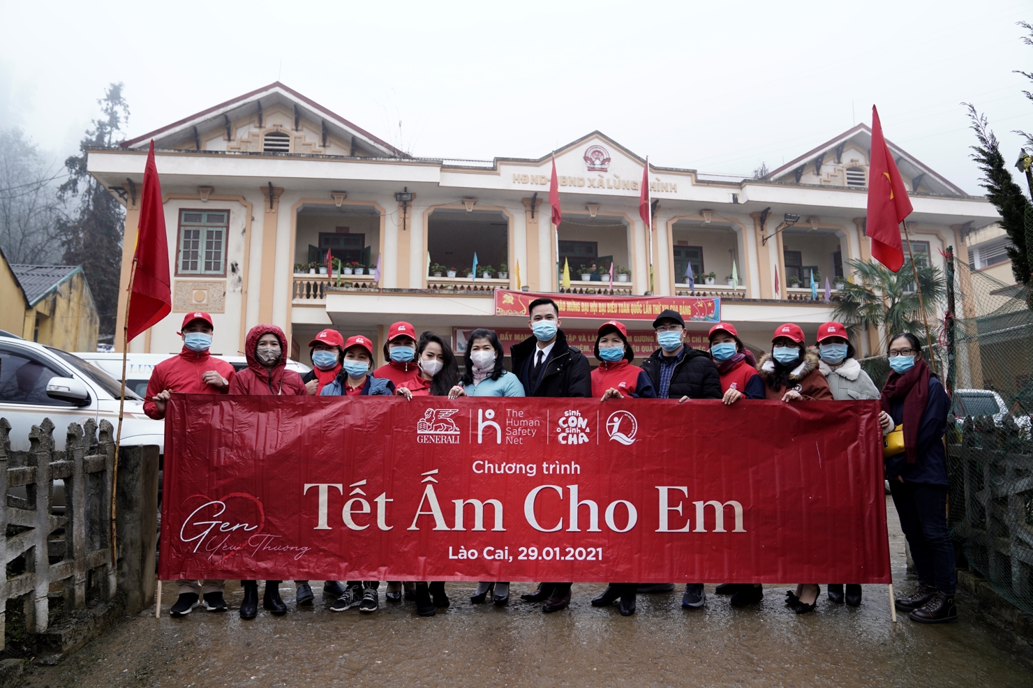 Đoàn thiện nguyện của Generali Việt Nam và Quỹ Bảo trợ trẻ em Việt Nam mang những phần quà thiết thực đến với 300 trẻ em và gia đình có hoàn cảnh khó khăn tại Lào Cai.  