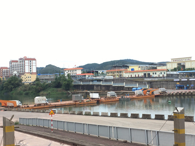 173 tấn hàng hóa xuất khẩu sang Trung Quốc qua Lối mở cầu phao tạm Km3+4 Hải Yên trong buổi sáng ngày 3/2. Ảnh: Báo Quảng Ninh