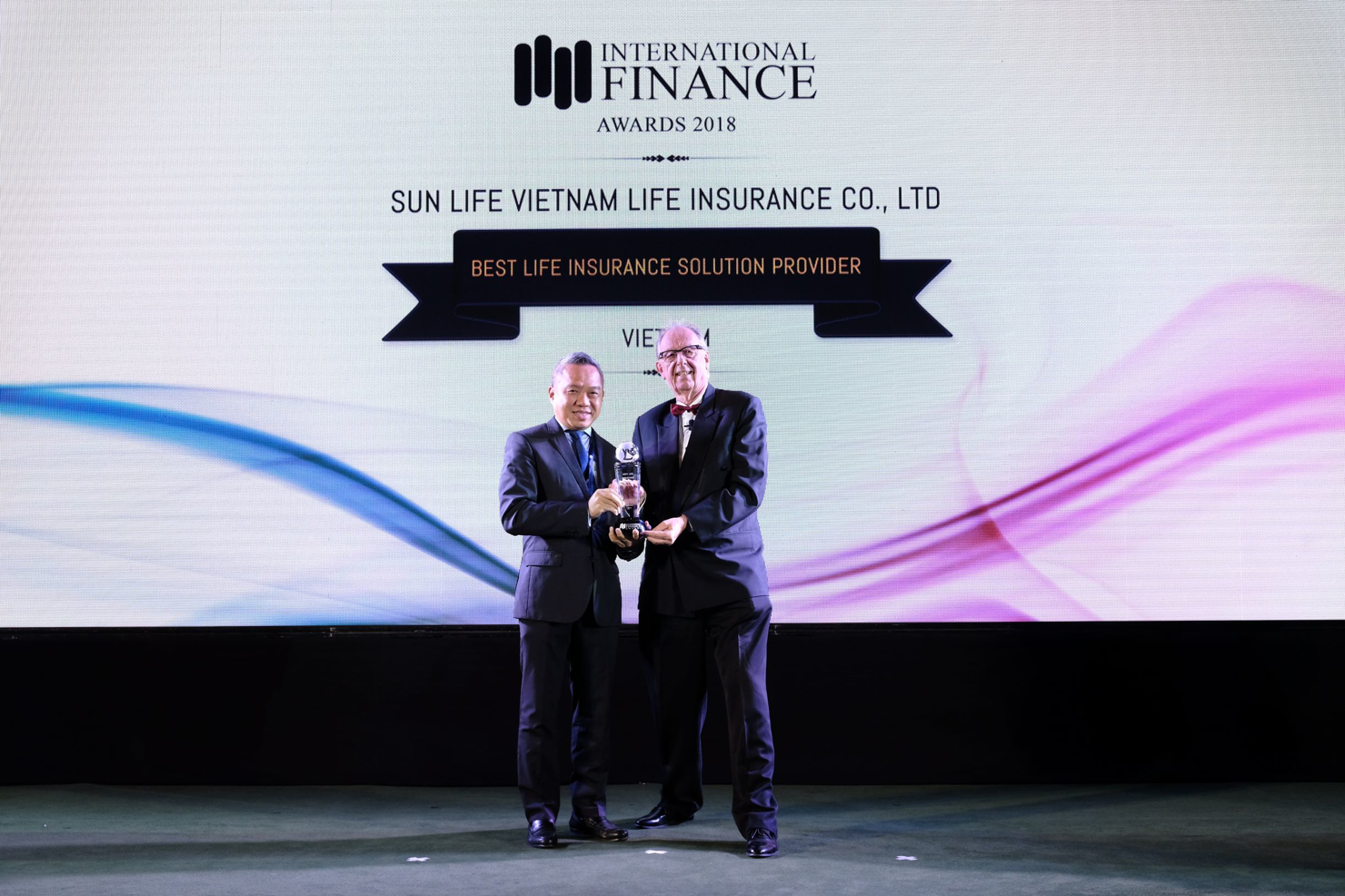 Đại diện Sun Life Việt Nam nhận giải thưởng "Công ty cung cấp giải pháp bảo hiểm nhân thọ tốt nhất Việt Nam 2018".