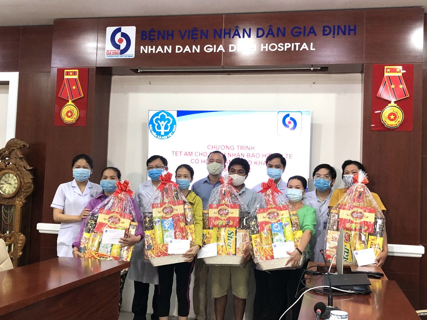 Đại diện BHXH TP. Hồ Chí Minh tặng quà Tết cho bệnh nhân bảo hiểm y tế có hoàn cảnh khó khăn tại Bệnh viện Nhân dân Gia Định.