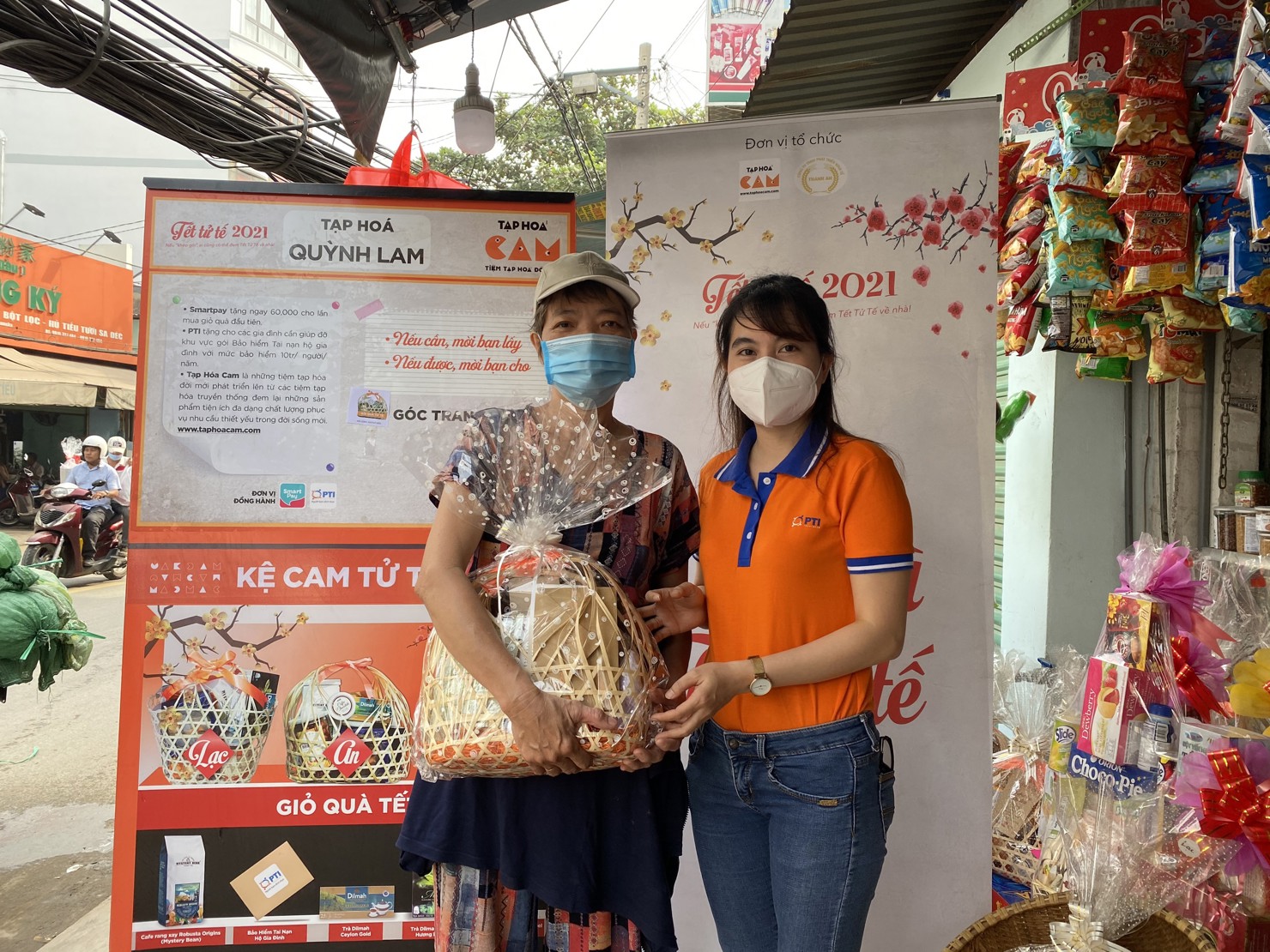 PTI và Tạp hóa Cam trao tặng mỗi phần quà trị giá 300.000 đồng tới các hộ gia đình có hoàn cảnh khó khăn trong khu vực quanh điểm Kệ cam tử tế tại các cửa hàng tạp hóa tại TP. Hồ Chí Minh, Bình Dương.