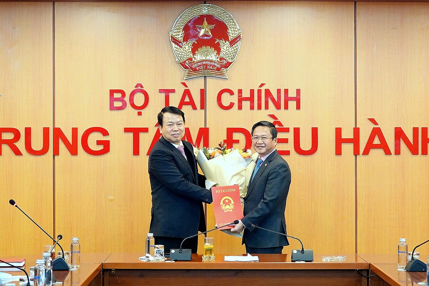 Thứ trưởng Bộ Tài chính Nguyễn Đức Chi trao quyết định bổ nhiệm Chánh Văn phòng Bộ Tài chính cho ông Phạm Chí Thanh.