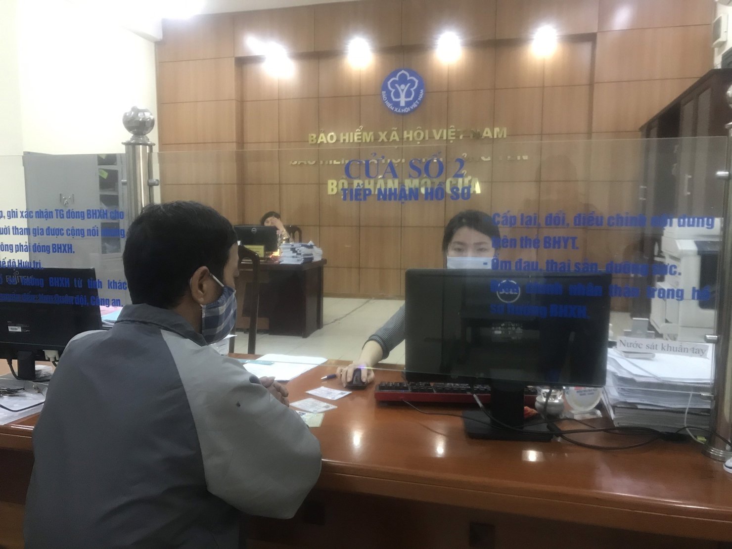 Tiếp nhận hồ sơ tại bộ phận “Một cửa”, BHXH tỉnh Hưng Yên ngày 24/02/2021.