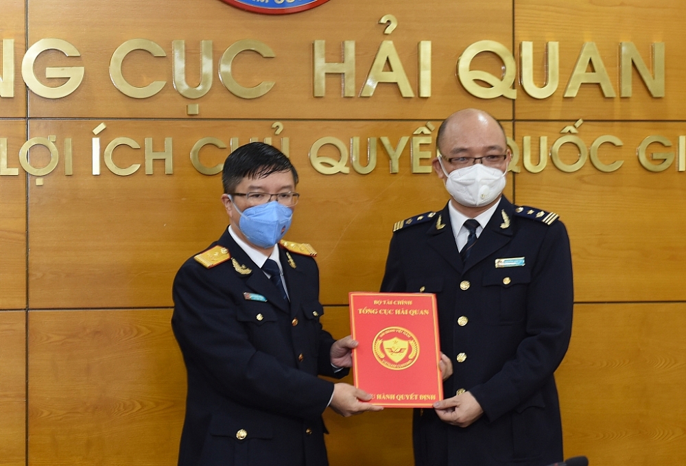 Phó Tổng cục trưởng Tổng cục Hải quan Lưu Mạnh Tưởng trao quyết định cho tân Phó Cục trưởng Cục Hải quan Lạng Sơn Nguyễn Anh Tài.