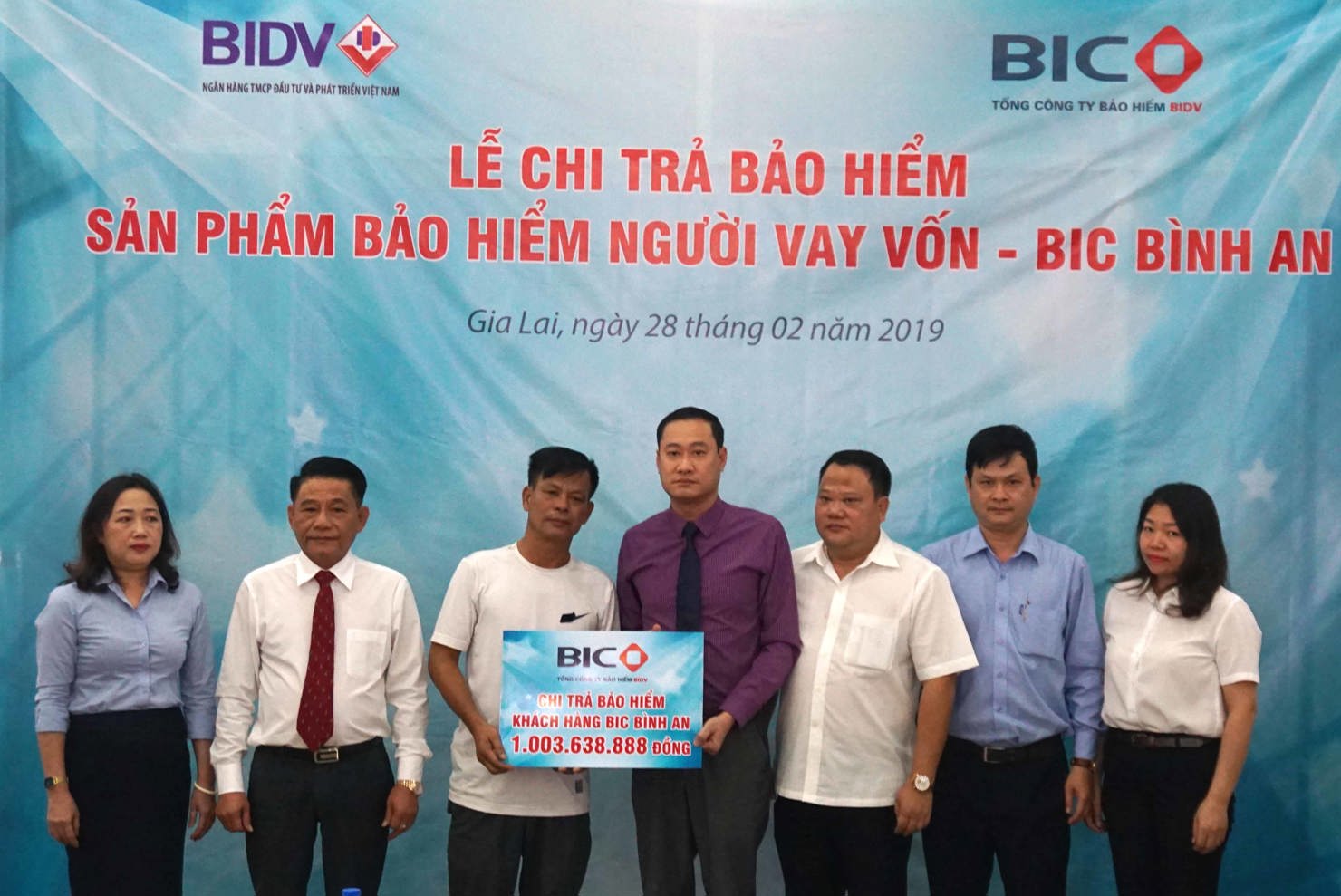 Đại diện lãnh đạo BIC và Chi nhánh BIDV Gia Lai  trao tiền bảo hiểm cho gia đình khách hàng.