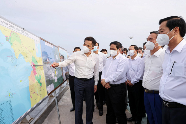 Thủ tướng nghe báo cáo về các dự án đường ven biển của tỉnh, hệ thống các công trình thủy lợi, dự án cấp điện cho các xã đảo của tỉnh Kiên Giang và điều chỉnh quy hoạch chung thành phố Rạch Giá. Ảnh: TTXVN.