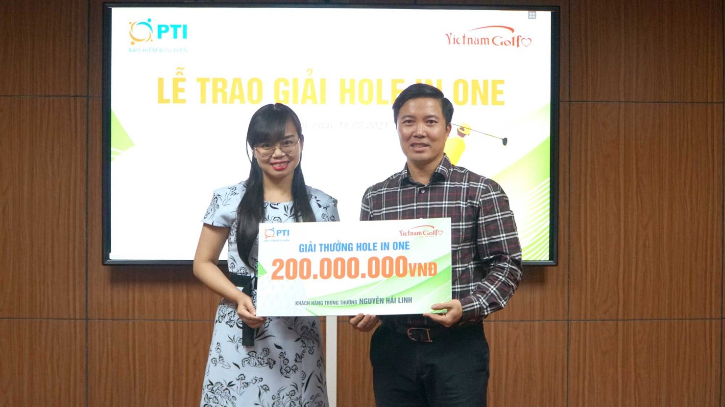 Đại diện PTI trao giải thưởng Hole in one cho golfer Nguyễn Hải Linh trị gi&aacute; 200 triệu đồng.