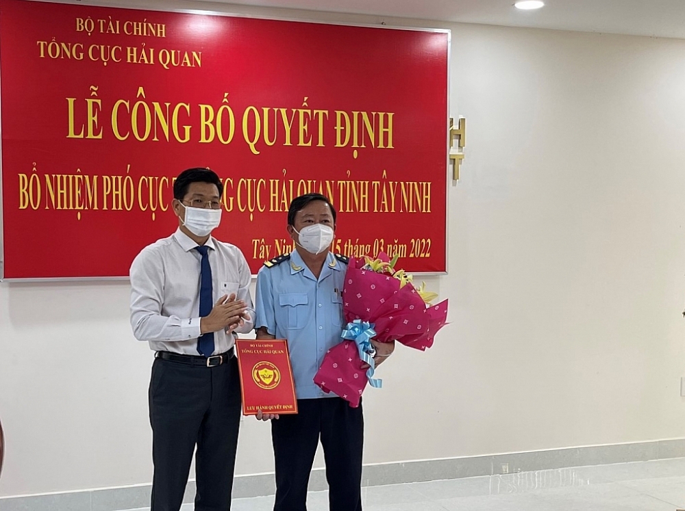 Phó Bí thư Tỉnh ủy Tây Ninh Nguyễn Mạnh Hùng trao quyết định, tặng hoa cho tân Phó Cục trưởng Cục Hải quan Tây Ninh Võ Thành Ngoạn.