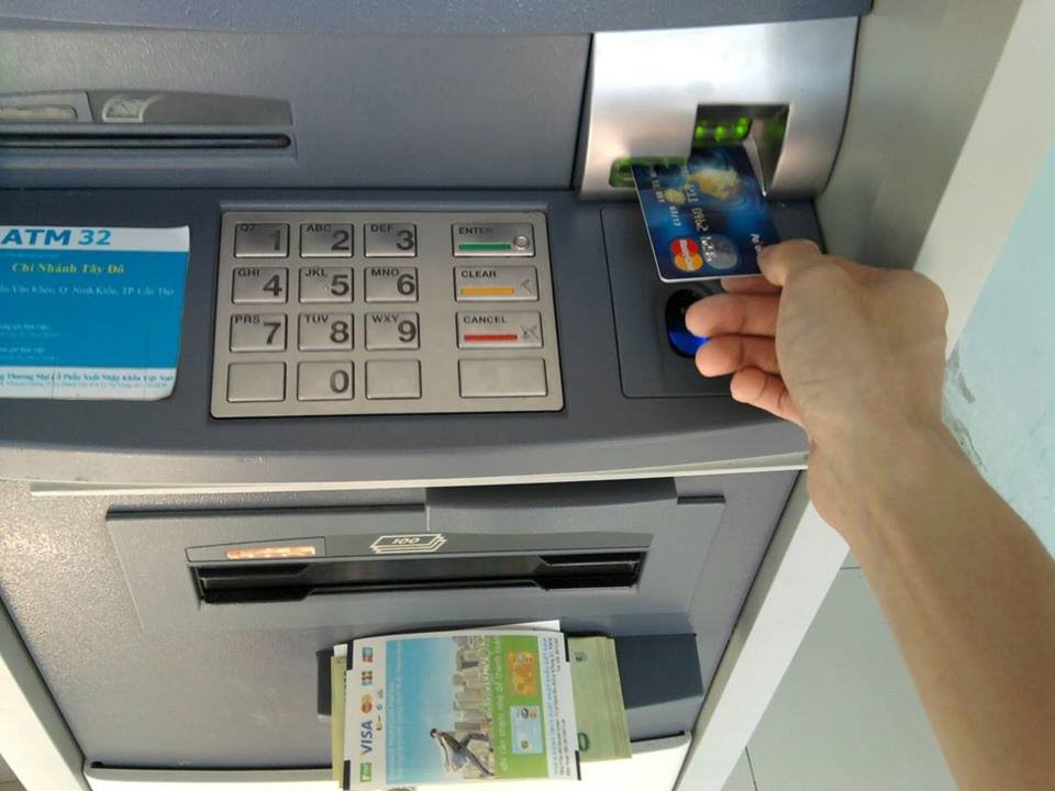 Có khoảng 6,5 triệu thẻ tín dụng do các tổ chức phát hành, hơn 20.000 máy rút tiền tự động (ATM) đã được các ngân hàng phát triển tại Việt Nam. Ảnh minh hoạ.