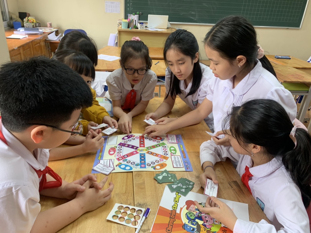 Giáo trình Cha-Ching được xây dựng cho các em học sinh trên phương pháp tích hợp “học mà chơi, chơi mà học”.