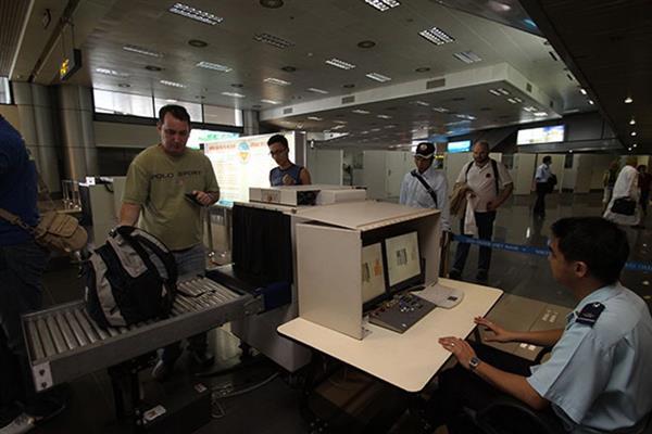 Công chức Chi cục HQ Nội Bài thực hiện công tác giám sát tại nhà ga quốc tế T2.