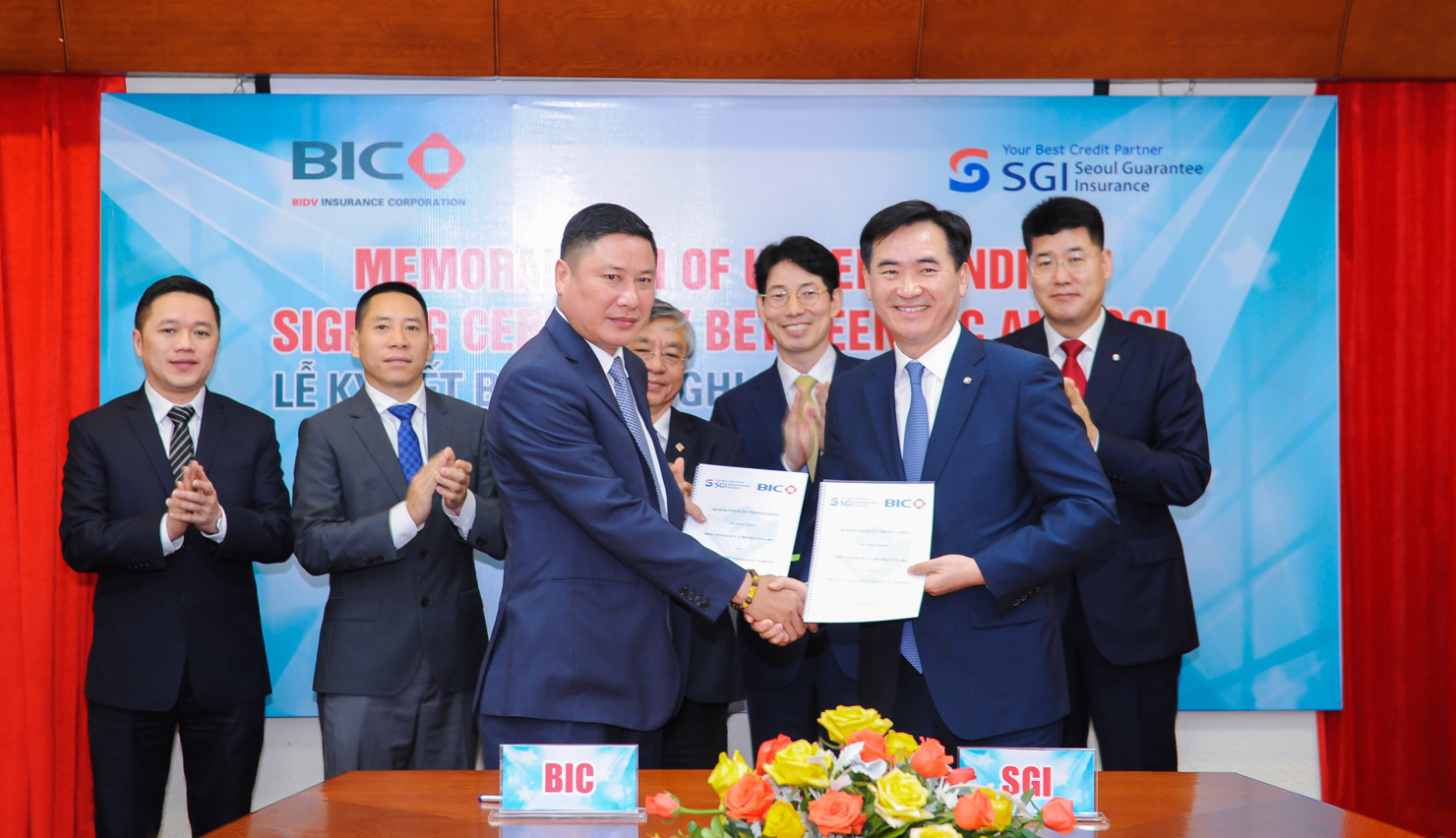 Đại diện lãnh đạo BIC và SGI ký kết biên bản ghi nhớ.