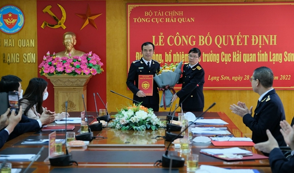 Phó Tổng cục trưởng Lưu Mạnh Tưởng trao quyết định và tặng hoa chúc mừng tân Cục trưởng Cục Hải quan Lạng Sơn Nguyễn Hồng Linh. Ảnh: Mai Loan