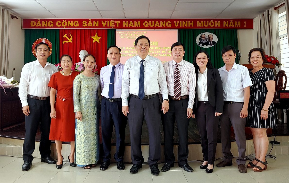 Tổng cục trưởng Tổng cục DTNN Đỗ Việt Đức và các đại biểu chụp ảnh lưu niệm cùng 2 tân Cục trưởng Cục DTNN khu vực Tây Nam Bộ và Cục DTNN khu vực Cửu Long.