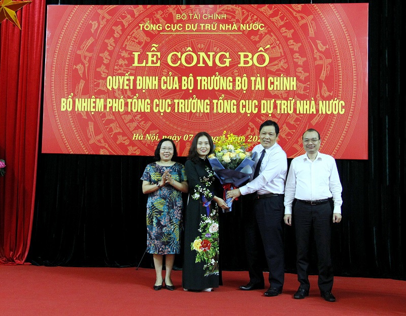Ban l&atilde;nh đạo Tổng cục DTNN ch&uacute;c mừng b&agrave; Nguyễn Thị Phố Giang.
