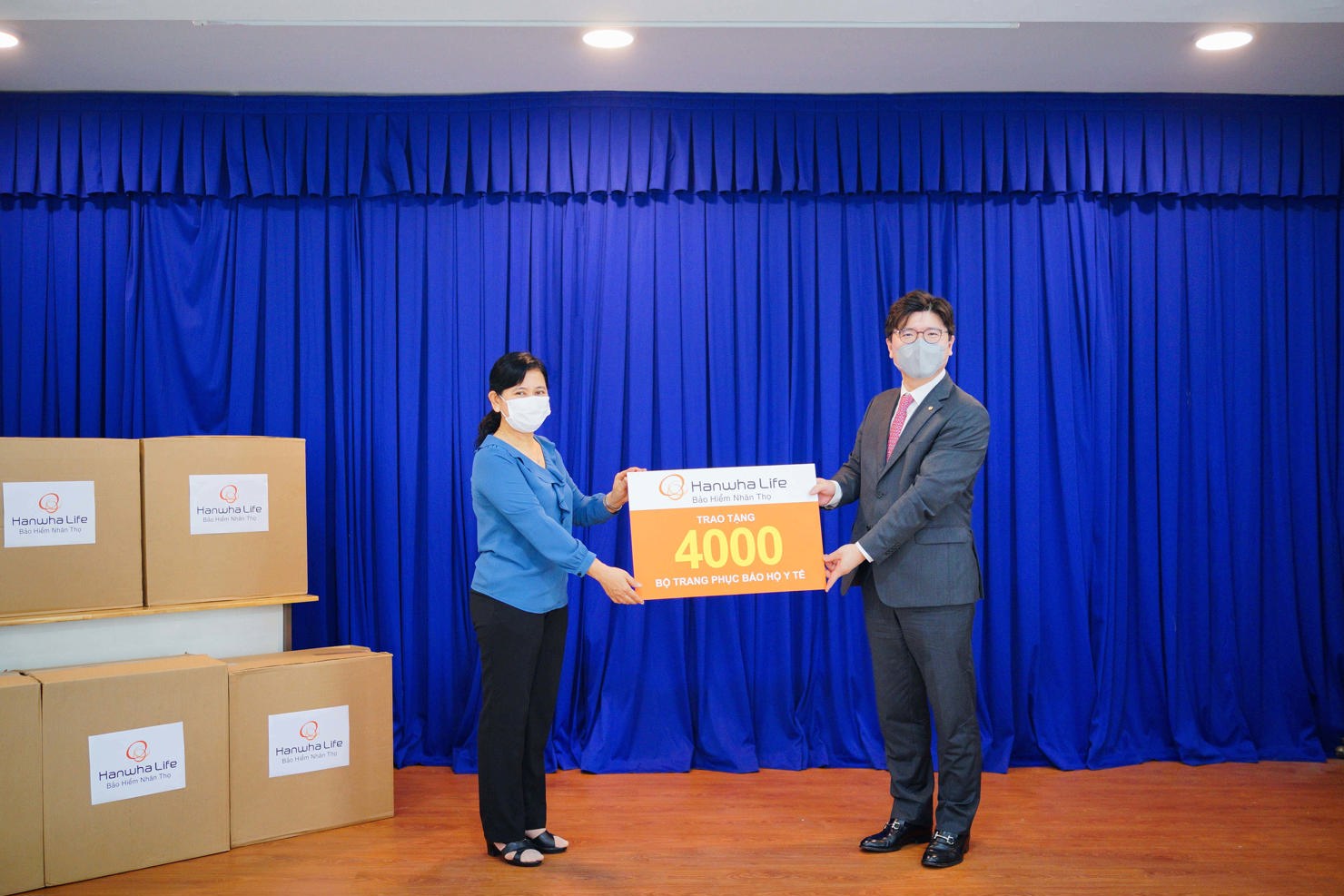 Ông Im Dong Jun -  Tân Tổng giám đốc kiêm Chủ tịch HĐTV Hanwha Life Việt Nam trao tài trợ 4.000 bộ trang phục bảo hộ y tế cho đại diện Sở Y tế TP. Hồ Chí Minh