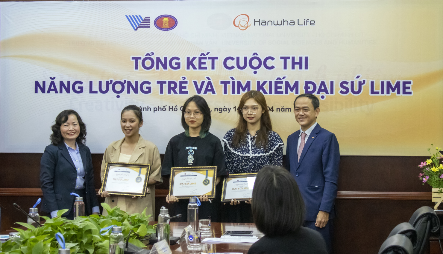 Đại diện Hanwha Life Việt Nam trao thưởng cho 03 Đại sứ Lime tại buổi trao giải tổng kết chương trình.