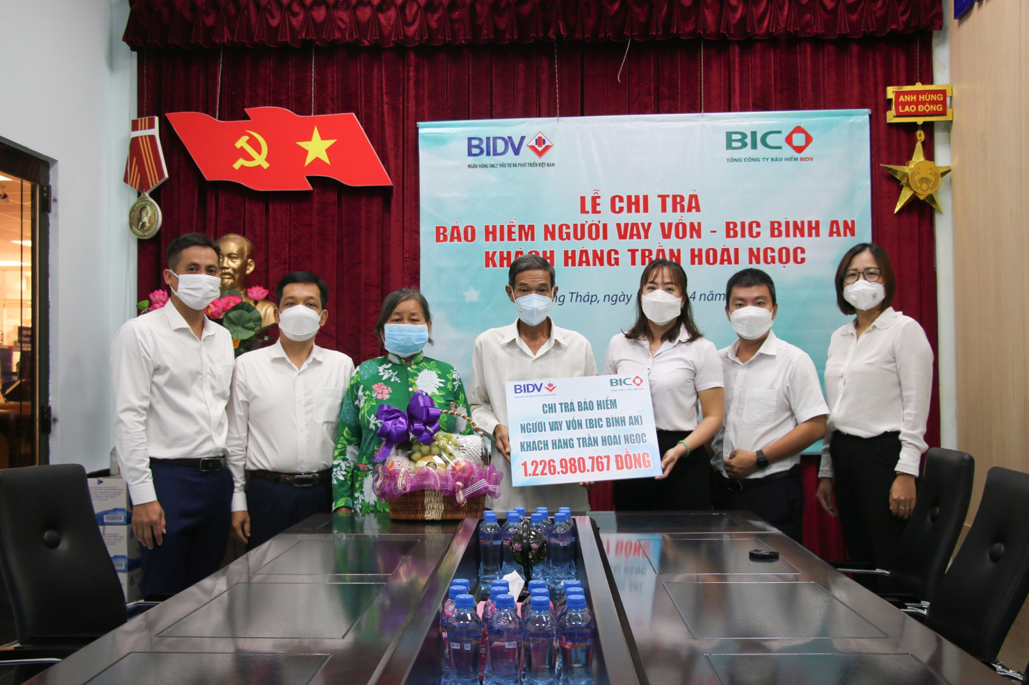 Đại diện BIC trao hơn 1,2 tỷ đồng tiền bảo hiểm người vay vốn - BIC Bình An - cho gia đình khách hàng Trần Hoài Ngọc. Nguồn: BIC.