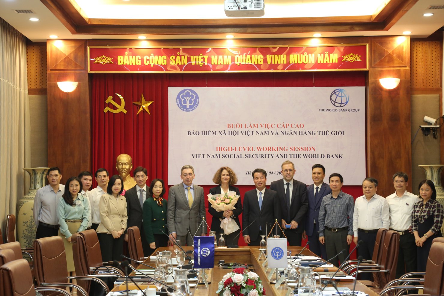 Các đại biểu chụp ảnh lưu niệm tại buổi làm việc giữa BHXH Việt Nam và Ngân hàng Thế giới.