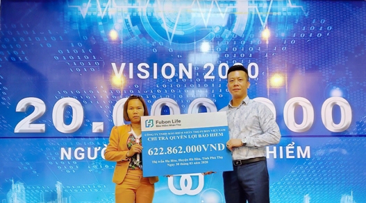 Đại diện Fubon Life Việt Nam trao số tiền hơn 620 triệu đồng chi trả quyền lợi bảo hiểm cho khách hàng tại Phú Thọ.