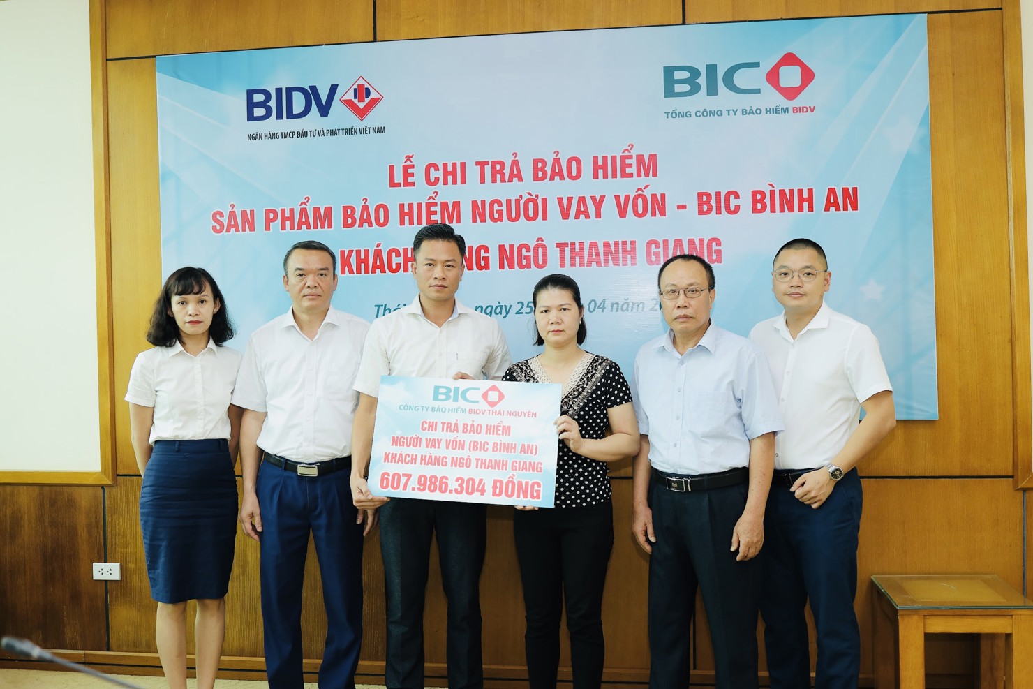 Lãnh đạo BIC trao tiền bảo hiểm cho đại diện gia đình khách hàng tại Thái Nguyên.