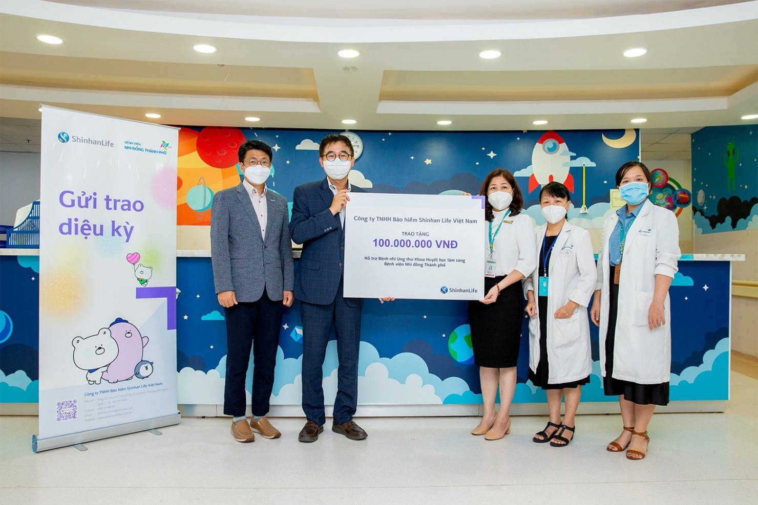 Đại diện Shinhan Life Việt Nam trao tặng 100 triệu đồng hỗ trợ cho c&aacute;c trẻ em c&oacute; ho&agrave;n cảnh kh&oacute; khăn tại Khoa Huyết học l&acirc;m s&agrave;ng Bệnh viện Nhi đồng TP. Hồ Ch&iacute; Minh.