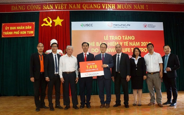 Hanwha Life Việt Nam trao tượng trưng 1.418 thẻ BHYT năm 2019 cho người nghèo TP. Kon Tum.
