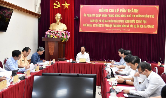 Phó Thủ tướng Lê Văn Thành cho rằng, thời gian qua việc triển khai còn lúng túng, chưa triệt để, chưa đồng bộ, thiếu liên thông, dẫn đến nguy cơ không bảo đảm tiến độ vận hành hệ thống ETC - Ảnh VGP/Đức Tuân.