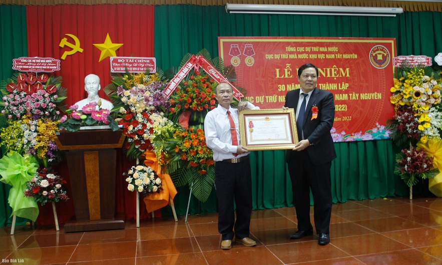 Tổng cục trưởng Tổng cục DTNN Đỗ Việt Đức trao Hu&acirc;n chương Lao động Hạng Ba cho Chi cục DTNN L&acirc;m Đồng.