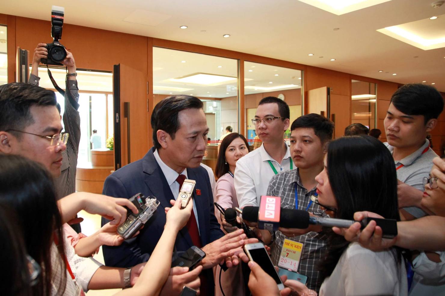 Bộ trưởng Bộ LĐ-TB và Xã hội Đào Ngọc Dung trả lời báo chí bên lề phiên họp Kỳ họp thứ bảy, Quốc hội khoá XIV.