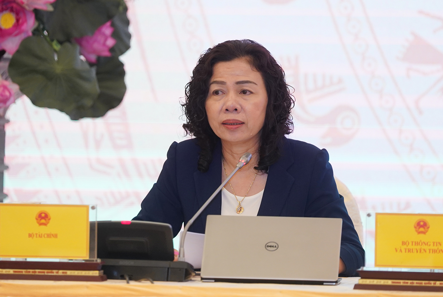 Thứ trưởng Bộ Tài chính Vũ Thị Mai trả lời báo chí tại buổi Họp báo Chính phủ thường kỳ tháng 5/2020. Nguồn: VGP/Quang Hiếu