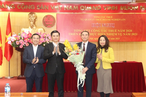 Ông Vũ Chí Hùng - Phó Tổng cục trưởng Tổng cục Thuế (thứ 2, từ trái qua) tặng hoa chúc mừng Ban lãnh đạo Vụ Quản lý thuế doanh nghiệp lớn đã có nhiều nỗ lực trong công tác thu ngân sách năm 2020. 
