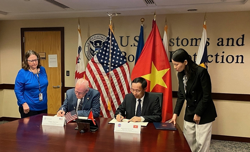 Tổng cục trưởng Nguyễn Văn Cẩn và Cao ủy Chris Magnus ký Bản ghi nhớ về tăng cường, mở rộng hợp tác lẫn nhau giữa Tổng cục Hải quan Việt Nam và Cơ quan Hải quan và Bảo vệ Biên giới Hoa Kỳ